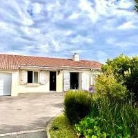 Location saisonnière plain-pied 4 à 6 pers Prefailles, 100m de la plage、プレファイユのホテル