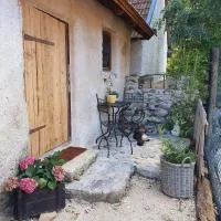 Appartment für 2 Personen mit eigenem Bad und Küche, hotel v destinácii Gračac