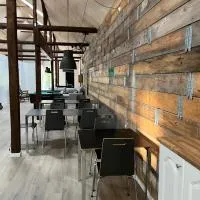 The Barn, готель у місті Give