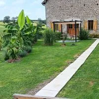 Chambres et table d'hôtes : LES SENTIERS DE LA BREME، فندق في Uchon