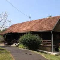 Wooden house Mali Vrh, hotell i Kamanje