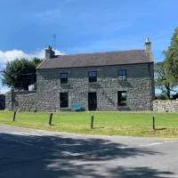 Wild Atlantic Way Historic House in the Burren 2 night min stay, viešbutis mieste Barenas