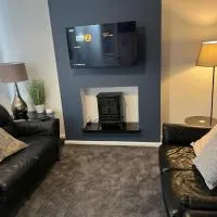 Modernised 4bed stay-away-home in Runcorn sleeps 7, hotel em Runcorn
