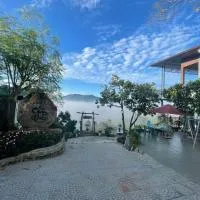 Homestay Chân Quê, מלון בבאו לוק