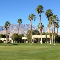 Desert Country Club Paradise!, отель в городе Катидрал-Сити