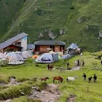 Zeta Camping -Chaukhi View Mountain Retreat, hotel din Jut'a