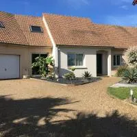 Villa avec piscine chauffée proche circuit 24h, hotel v destinácii Loué