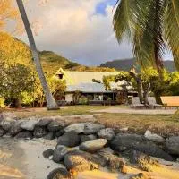 Tahiti Beach House، فندق في Paopao