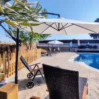 Preciosa villa para grupos grandes con piscina y BBQ, hotel u gradu 'Casarrubios del Monte'