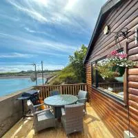Cosy Portmor Log Cabin- Sea views, Deck & Relaxation, Hotel in Malin Head