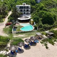 Manta Raya Hotel - right on the beach, hotelli kohteessa Cuatunalco