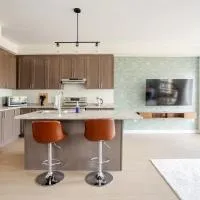 Stylish 4br Fast Wifi Sleeps 10: Barrie şehrinde bir otel