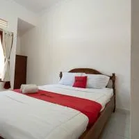 RedDoorz near Buleleng Harbour 2, hotel in Singaraja