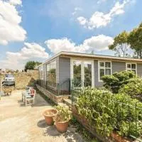 RIVER RETREAT- near Holloway U, Thorpe Park and Heathrow airport, hotel v destinácii Thorpe