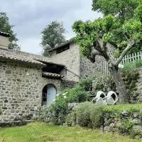 Maison de caractère en Ardèche verte、アントレーグのホテル