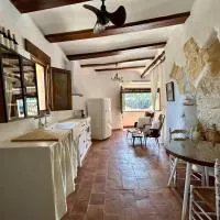 Authentic Cave House with Views - Cova L'Aljub, готель у місті Бокайрент