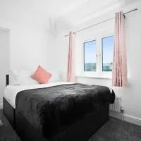 Family Contractors 3 bed house free parking sleeps7, hotel em Bilston