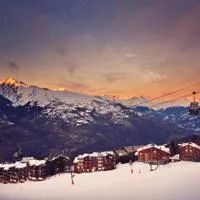 Montalbert Les Choucas, sur la piste à côté de la télécabine – hotel w Aime La Plagne