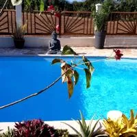 Joli studio rez de jardin, piscine, jacuzzi, hotel sa Sainte-Suzanne
