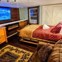 Private Cabin- Breakfast - Double Tub - 75in TV - SUP - Washer Dryer - BBQ,West Point的飯店