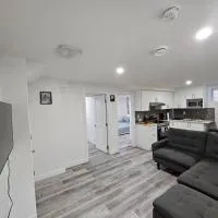 Entire guest basement suite in Cochrane, AB, hotel din Cochrane