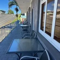Innisfail Riverfront Motel: Innisfail şehrinde bir otel
