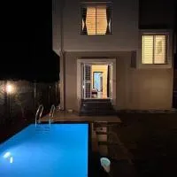 Serene 43, Karjat 3 BHK Villa, Wifi, Plunge Pool, ξενοδοχείο σε Karjat