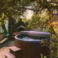 Domek z jacuzzi โรงแรมในŁobozew