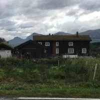 Hyggelig lite bosted ved sjøen, nær sentrum i Valnesfjord, hotel en Stokkland