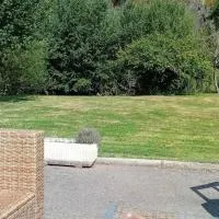 Gîte familial au bord de l'Orne, au pied du château de Mesnil-Glaise, hotel i La Courbe