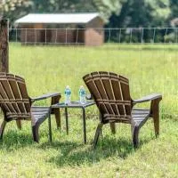 Lemonade Acres, Country Charm Made Convenient!, hotel a Rolling Ranches