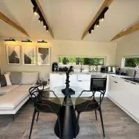 Luxurious Glass House with Private Hot tub, hotel a Blandford Forum