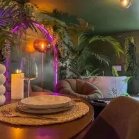 La Suite Chammarzt - Insolite - Escapade à deux -JungleRoom - baignoire balnéo privative - centre historique、ユゼルシュのホテル