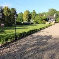 Charming retreat with hot tub and lake terrace, хотел в Hilderstone