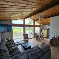 Cozy cottage with private beach access, hotel u gradu 'Grand Barachois'