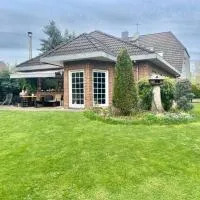 Ferienhaus in Wald und Seenähe, khách sạn ở Templin