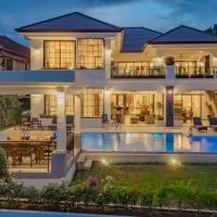 Villa Viola 7 Bedroom, Fully Staffed, on the Golf Course, מלון בLaguna Phuket