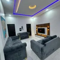 Magnanimous apartment 2bedroom flat in ogudu, 15 mins to the Airport, hotelli kohteessa Lagos
