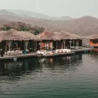 Velaloy Floating Resort, viešbutis mieste Ban Cho Lae