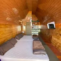 Home Ariksa Cabin, hotell i Dieng