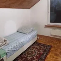 Adam room 5، فندق في Oporów