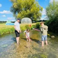 Hertford Farm riverside Bring your tent inc firepit bbq activities، فندق في هيرتفورد