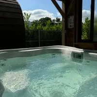 luxury pod with hot tub، فندق في Clodock