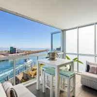 Azure Bliss - Majestic Apartment on the Water, hotel en Safety Beach