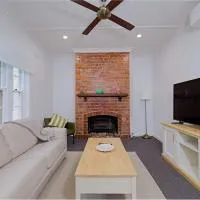 Manuka Village - Sleeps 8 - Free parking x 4, hotel u gradu Kingston