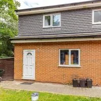Beautiful flat in Morden near Wimbledon โรงแรมในMorden