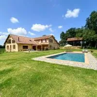 Maison Puchouaou Gîte 8 ou 12 personnes avec piscine privée、Montesquiouのホテル