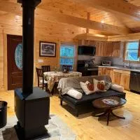 Luxury Forest Lake House - Privacy, Nature, Conveniences - New 2 bedroom, hotel v destinaci Windsor