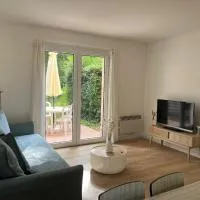 Cottage Douillet, calme et piscine près des plages、Ploemelのホテル