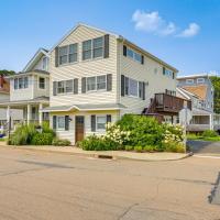 Walk to Beaches Sunny East Haven Home with Grill, hotel poblíž Tweed-New Haven Airport - HVN, West Haven